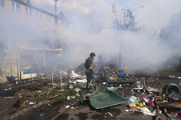 ▲6일(현지시간) 러시아 공습을 받은 우크라이나 동부 도네츠크주 코스티안티니우카의 도심 시장에 구조대원이 출동했다. 코스티안티니우카(우크라이나)/EPA연합뉴스
