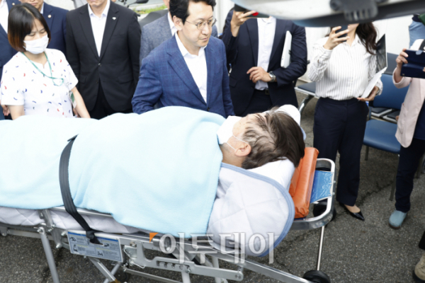 ▲무기한 단식을 벌이던 이재명 더불어민주당 대표가 건강 악화로 긴급 이송된 18일 오전 서울 영등포구 여의도 성모병원 응급의료센터에서 치료를 위해 녹색병원으로 이송되고 있다. 조현호 기자 hyunho@
