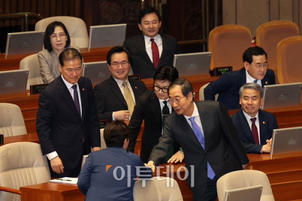 ▲한덕수 국무총리를 비롯한 국무위원들이 18일 서울 여의도 국회에서 열린 본회의에 참석하고 있다. 고이란 기자 photoeran@