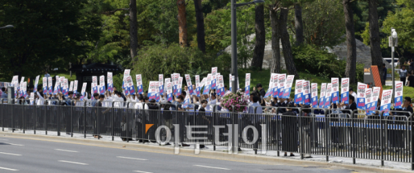 ▲더불어민주당 의원들이 18일 서울 용산 대통령실 앞에서 '윤석열 정권 국정전면쇄신 및 내각총사퇴 촉구 인간띠 잇기 피켓시위'를 하고 있다. 조현호 기자 hyunho@