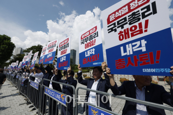 ▲더불어민주당 의원들이 18일 서울 용산 대통령실 앞에서 '윤석열 정권 국정전면쇄신 및 내각총사퇴 촉구 인간띠 잇기 피켓시위'를 하고 있다. 조현호 기자 hyunho@