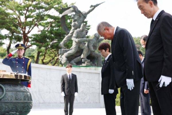 ▲류진 한국경제인협회 회장이 18일 서울 동작구 국립서울현충원을 찾아 참배하고 있다. 신태현 기자 holjjak@