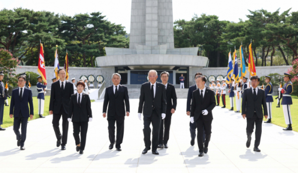 ▲류진 한국경제인협회 회장이 18일 서울 동작구 국립서울현충원을 찾아 참배한 뒤 나서고 있다. 신태현 기자 holjjak@