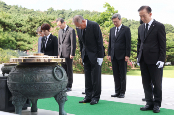 ▲류진 한국경제인협회 회장이 18일 서울 동작구 국립서울현충원을 찾아 참배하고 있다. 신태현 기자 holjjak@