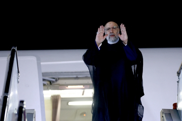 ▲에브라힘 라이시 이란 대통령이 18일(현지시간) 유엔 총회가 열리는 미국 뉴욕으로 출발하기 전 테헤란 국제공항에서 손을 흔들어 인사하고 있다. 테헤란/로이터연합뉴스 
