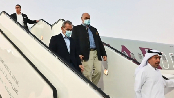 ▲이란에 구금됐다가 석방된 미국 시민 (왼쪽부터) 사이막 나마지와 에마드 샤르키, 모라드 타흐바즈가 18일(현지시간) 카타르 도하의 도하국제공항에 도착해 비행기에서 내리고 있다. 도하/UPI연합뉴스