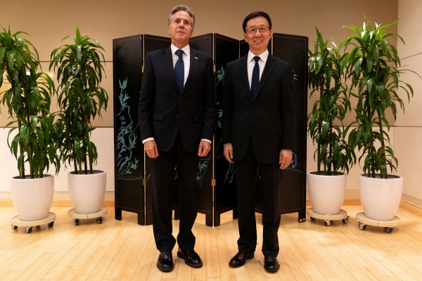 ▲토니 블링컨(왼쪽) 미국 국무장관과 한정 중국 국가부주석이 18일(현지시간) 미국 뉴욕에서 사진을 찍고 있다. 뉴욕(미국)/로이터연합뉴스
