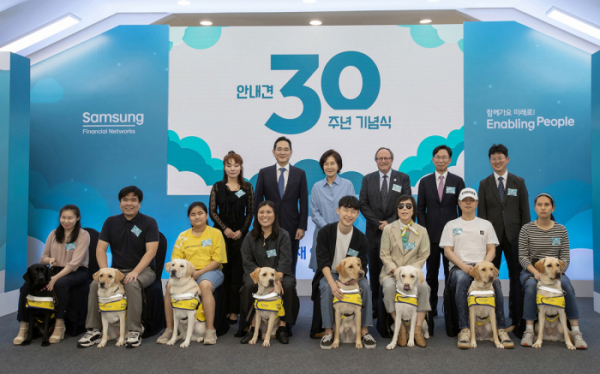 ▲9일 용인 삼성화재 안내견학교에서 새롭게 활동을 시작하는 안내견들과 시각장애인 파트너, 관계자들이 기념 촬영을 하고 있다. (뒷줄 왼쪽부터) 김예지 국민의힘 의원, 이재용 삼성전자 회장, 홍라희 전 삼성미술관 리움 관장, 윌리엄 손튼(William Thornton) 세계안내견협회장, 홍원학 삼성화재 사장, 박태진 삼성화재안내견학교 교장 (사진제공=삼성)