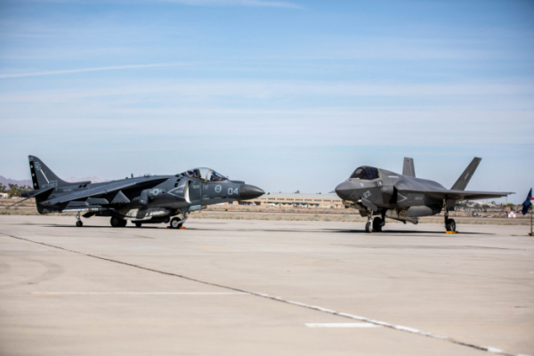 ▲F-35B(오른쪽)는 2006년 시험 비행을 시작한 F-35 계열의 5세대 다목적 전투기다. 수직이착륙 기능을 지닌 해리어(왼쪽)를 대체하면서 미 해병대 주력 전투기로 자리잡았다.   (출처 마린닷MIL)
