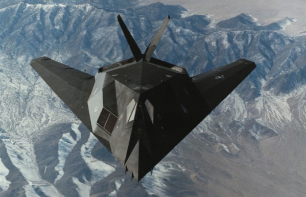 ▲1999년 세르비아 방공미사일에 격추된 F-117 나이트호크. 잔해를 수거한 중국 당국이 이를 바탕으로 스텔스 기술을 갖춘 J-20을 개발한 것으로 알려졌다.  (출처 록히드마틴)