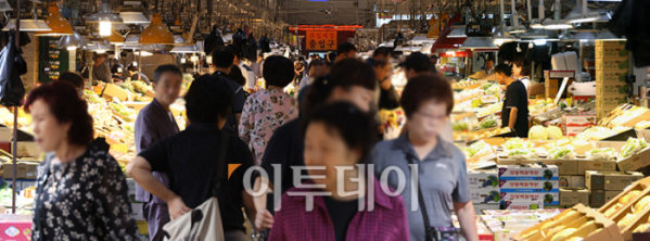 ▲추석 연휴를 앞둔 20일 경기도 부천 삼산농산물 도매시장에서 시민들이 과일을 구입하고 있다. 고이란 기자 photoeran@