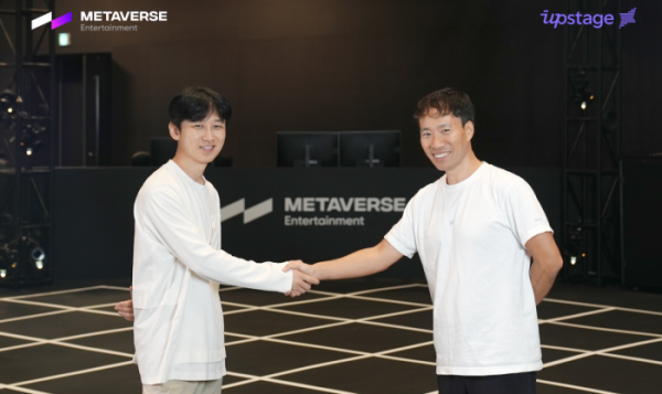▲업스테이지 김성훈 대표(오른쪽)와 메타버스엔터테인먼트 서우원 대표가 20일 메타버스엔터테인먼트와 ‘페르소나 AI 공동 개발을 위한 협약’을 맺고 있다.  (사진제공=업스테이지)