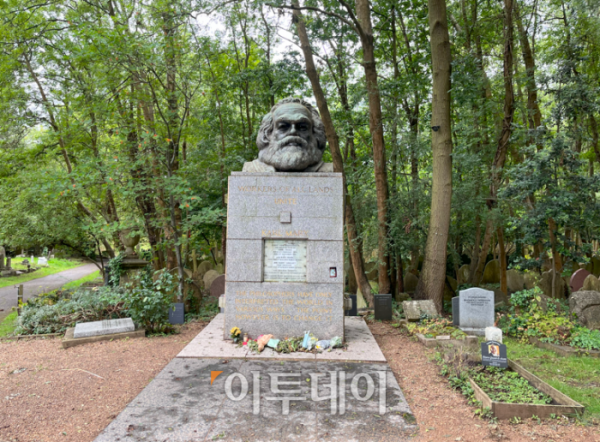 ▲런던 하이게이트 묘역에 있는 독일의 철학자이자 경제학자인 칼 마르크스의 묘비. (정유정 기자 oiljung@)