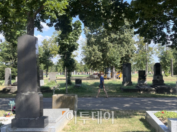 ▲오스트리아 비엔나 국립중앙묘지 내에서 산책을 하고 있는 시민의 모습. (김채빈 기자 chaebi@)