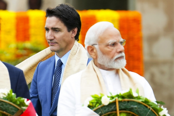 ▲10일(현지시간) 쥐스탱 트뤼도(왼쪽) 캐나다 총리와 나렌드라 모디 인도 총리가 인도 뉴델리에서 열린 주요 20개국(G20) 정상회의에서 엇갈리고 있다. 뉴델리/AP연합뉴스
