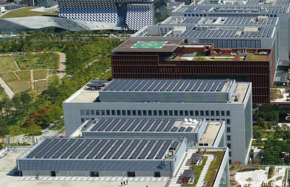 ▲LG사이언스파크 각 연구동 옥상에 설치되어 있는 고효율 태양광 패널. (사진=LG사이언스파크)