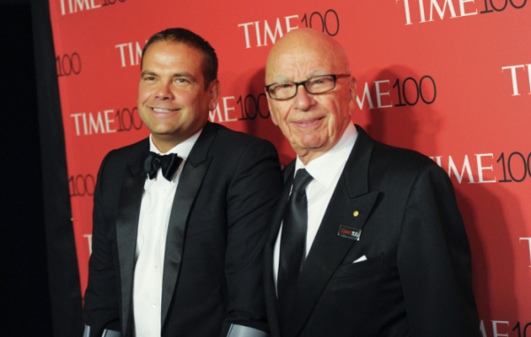 ▲루퍼트 머독(오른쪽) 뉴스코퍼레이션 최고경영자(CEO)가 2015년 4월 '타임 100' 갈라 행사에 장남 라클런과 함께 참석한 모습. 뉴욕/AP뉴시스