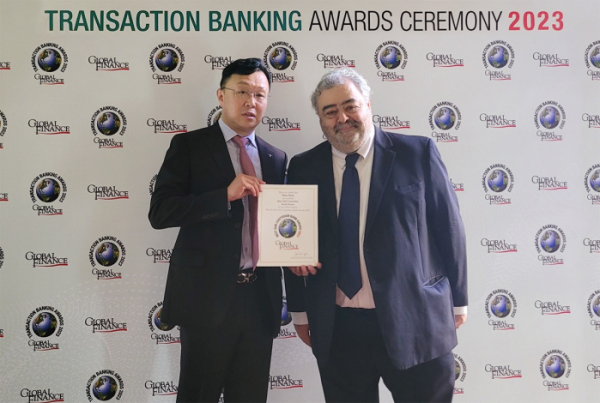 ▲하나은행은 지난 19일(현지 시각) 미국 글로벌 금융ㆍ경제 전문지 '글로벌파이낸스'가 선정하는 '2023 대한민국 최우수 수탁 은행상(Best Sub-Custodian Bank in Korea 2023)'을 수상했다. 시상식에 참석한 전병우 하나은행 수탁영업부장(사진 왼쪽)과 안드레아 피아노(Andrea Fiano) 글로벌파이낸스지 편집자(사진 오른쪽)가 기념 촬영을 하고 있다.