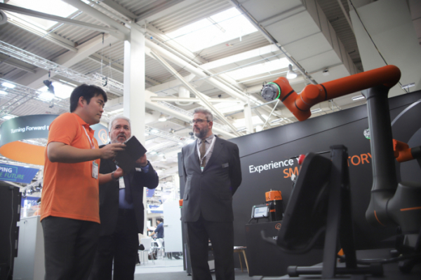 ▲EMO2023 한화 전시관에 방문한 관람객들이 협동로봇 신제품 HCR-14에 대한 설명을 듣고 있다. (사진제공=한화)