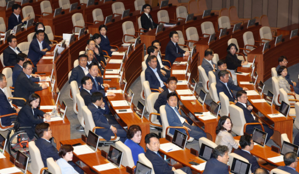 ▲21일 국회 본회의에서 더불어민주당 의원들이 이재명 대표 체포동의안 가결 후 소란한 방청석을 바라보고 있다. (연합뉴스)