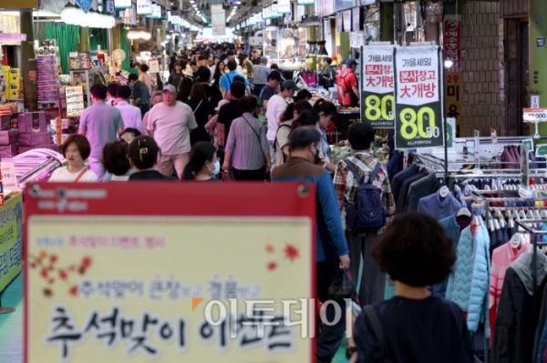 ▲ 추석 연휴를 일주일 앞둔 21일 서울 마포구 망원시장이 시민들로 붐비고 있다. 신태현 기자 holjjak@