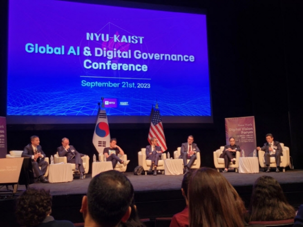 ▲미국 뉴욕대에서 열린 글로벌 AI 디지털 거버넌스 컨퍼런스에서 이광형KAIST 총장이 환영사를 하고 있다.  (KAIST)