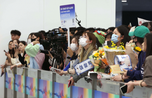▲ 22일(현지시간) 중국 항저우 샤오산국제공항에서 이상혁이 나오기를 기다리는 중국 팬들. (뉴시스)