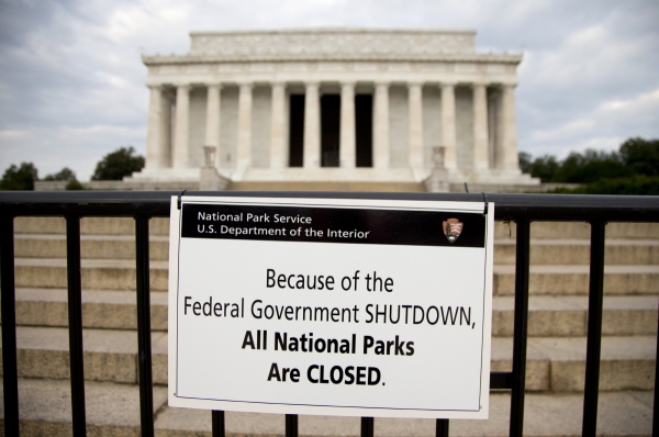 ▲미국 워싱턴D.C.에 있는 링컨 기념관 문에 2013년 10월 1일 ‘연방정부 셧다운으로 모든 국립공원이 문을 닫는다’는 표지판이 걸려 있다. 워싱턴D.C./AP연합뉴스 
