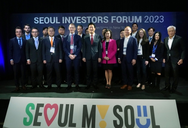 ▲오세훈 서울시장이 21일(현지시간) 뉴욕 JW메리어트호텔에서 열린 ‘서울 투자가 포럼(Seoul Investors Forum in NY·SIF)’에서서울시 투자유치단 및 주요 포럼 참석자들과 기념촬영을 하고 있다. 
