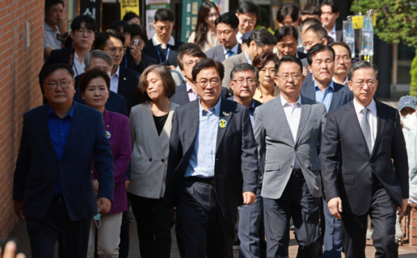 ▲<YONHAP PHOTO-2960> 심각한 표정의 민주당 의원들    (서울=연합뉴스) 한종찬 기자 = 22일 오전 더불어민주당 이재명 대표가 병상 단식을 이어가고 있는 가운데 서울 중랑구 녹색병원에서 이 대표와 면담을 마친 민주당 의원들이 밖으로 나서고 있다. 2023.9.22    saba@yna.co.kr/2023-09-22 11:20:53/<저작권자 ⓒ 1980-2023 ㈜연합뉴스. 무단 전재 재배포 금지.>