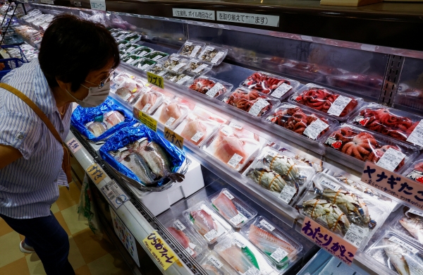 ▲8월 31일 일본 후쿠시마현 소마시의 한 시장에서 시민이 수산물을 살펴보고 있다. 소마(일본)/로이터연합뉴스
