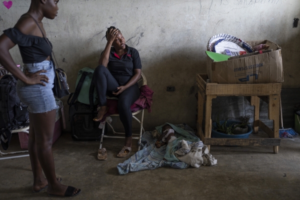 ▲아이티의 실향민 보호시설에서 5월 30일 한 여성이 콜레라로 숨진 자녀 시신 옆에서 울고 있다. 포르토프랭스/AP뉴시스
