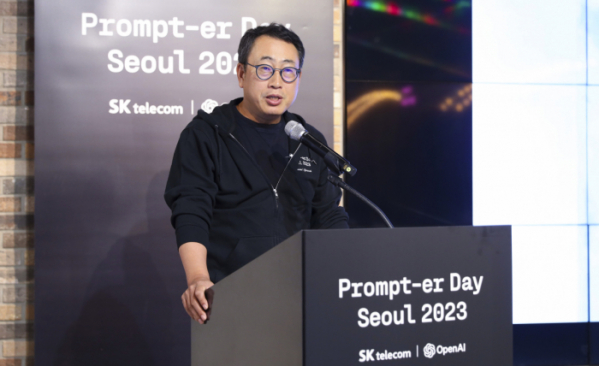 ▲SKT 유영상 사장이 ‘프롬프터 데이 서울 2023’ 본선장에서 참가자들을 격려하기 위한 환영사를 진행하고 있다.  (사진제공=SKT)