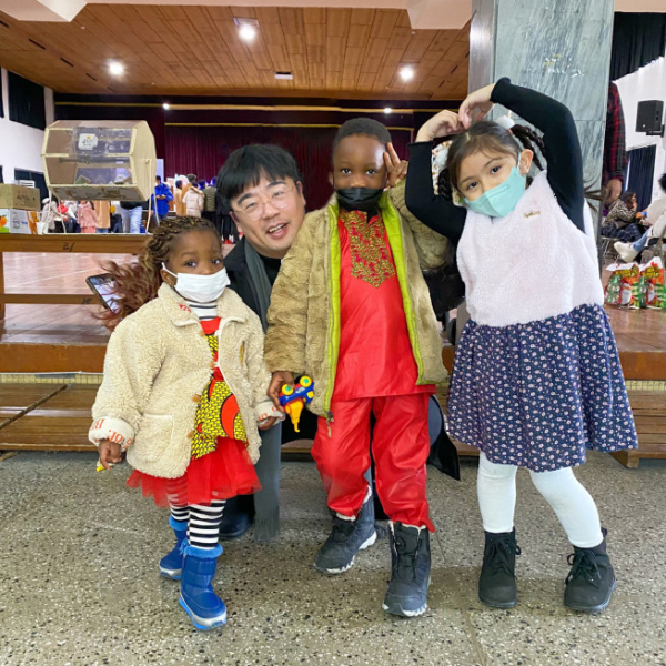 ▲가롤릭근로자회관 대표 이관홍 신부(왼쪽에서 두번째)와 이주노동자 자녀들 (사진제공=아산사회복지재단)