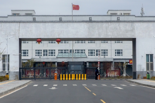 ▲중국 신장 위구르의 우루무치 3호 구치소 앞에 2021년 4월 23일 공안들이 지키고 있다. 신장위구르(중국)/AP뉴시스
