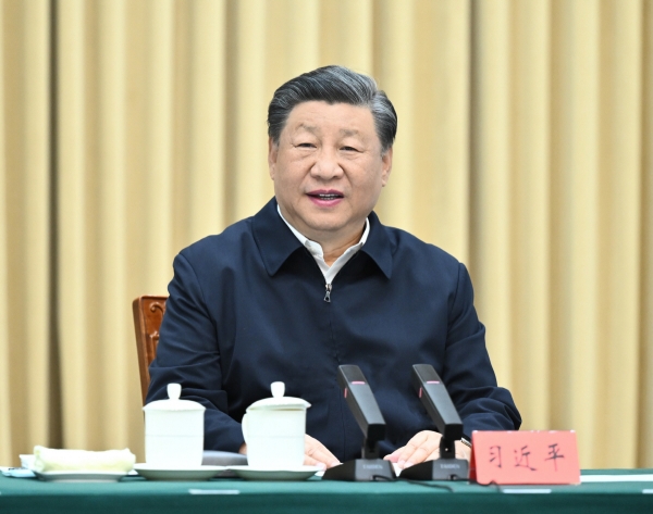 ▲시진핑 중국 국가주석이 지난달 26일 신장 위구르 우루무치에서 업무보고를 받고 있다. 신장 위구르(중국)/신화뉴시스
