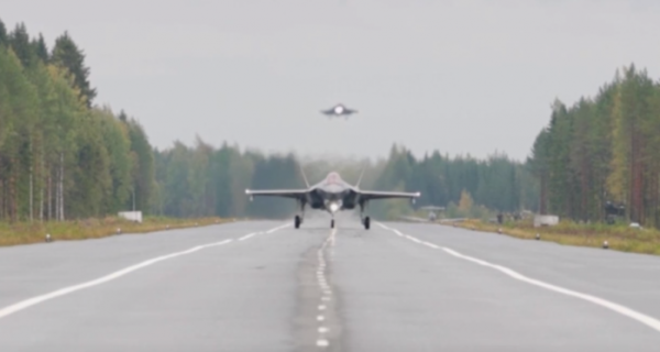 ▲노르웨이 공군이 운용 중인 F-35A가 고속도로 착륙에 시도했고 성공했다. F-35A의 고속도로 착륙은 첫 사례다.  (출처=노르웨이 왕립공군)