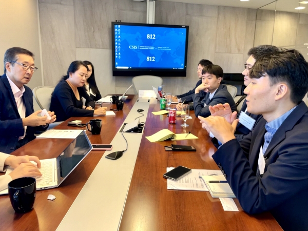 ▲빅터 차(맨 왼쪽) 전략국제연구센터(CSIS) 한국 석좌가 15일 한국 취재진과 대화하고 있다. 사진 공동취재단
