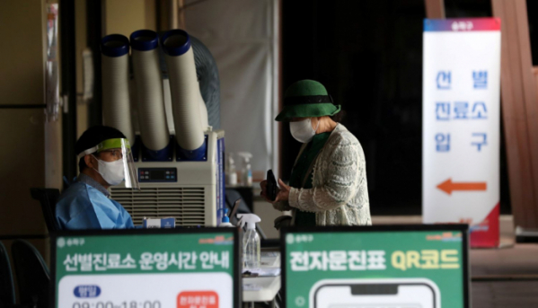 ▲코로나19의 법정 감염병 등급이 4급으로 하향 조정된 지난달 31일 서울 송파구보건소 선별진료소에서 검사가 진행되고 있다.  (뉴시스)
