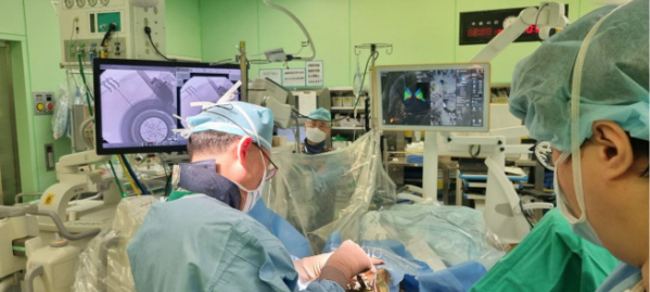 ▲세브란스병원에서 시생된 도파민 세포의 뇌이식 수술 모습  (사진제공=세브란스병원)