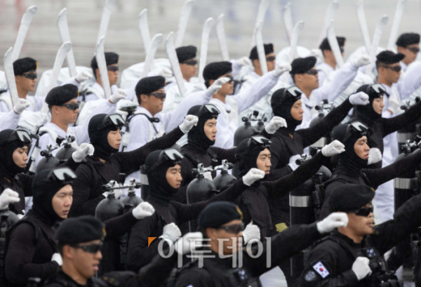 ▲26일 오전 경기도 성남시 서울공항에서 열린 제75주년 국군의 날 기념식에서 도보부대 장병들이 분열을 하고 있다. 사진공동취재단