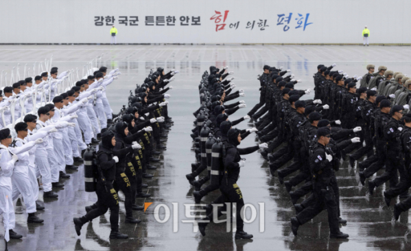 ▲26일 오전 경기도 성남시 서울공항에서 열린 제75주년 국군의 날 기념식에서 도보부대 장병들이 분열을 하고 있다. 사진공동취재단