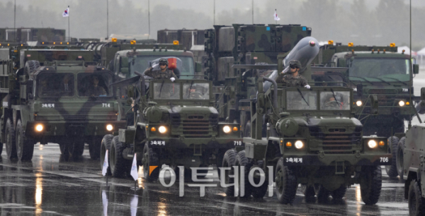▲26일 오전 경기도 성남시 서울공항에서 열린 제75주년 국군의 날 기념식에서 장비부대가 분열하고 있다. 사진공동취재단