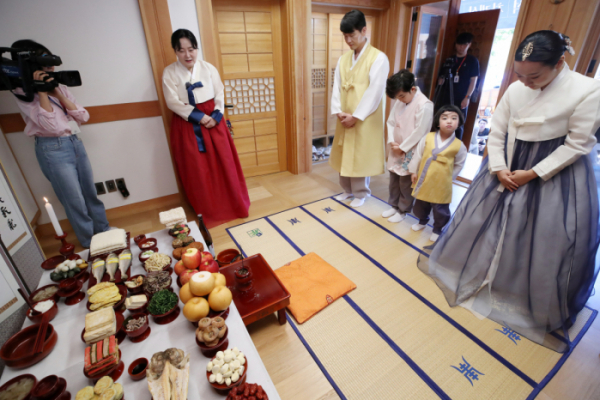 ▲22일 오전 서울 은평구 은평한옥마을 예서헌에 마련된 추석 차례상 시연 행사에서 한복을 입은 4인 가족 모델들이 차례 시연을 하고 있다.  (뉴시스)