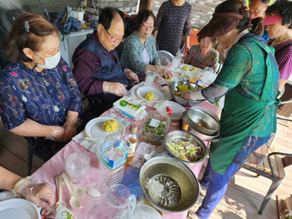 ▲키친 정원에서의 샐러드 파티(이현민 총무 제공)