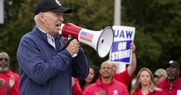 ▲바이든 대통령은 26일(현지시간) 미시간주 웨인 카운티 벨빌에 있는 GM의 부품 물류센터 앞에서 UAW 파업 근로자와 맞나 공개적인 지지를 표명했다.  (AP뉴시스)