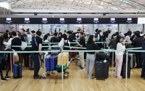 ▲추석 황금연휴를 하루 앞둔 27일 인천국제공항이 여행객들로 붐비고 있다. (연합뉴스)