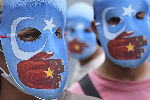 ▲인도네시아 주재 중국대사관 앞에서 학생 운동가들이 신장 독립을 상징하는 가면을 쓰고 있다. 
 (AP뉴시스)
