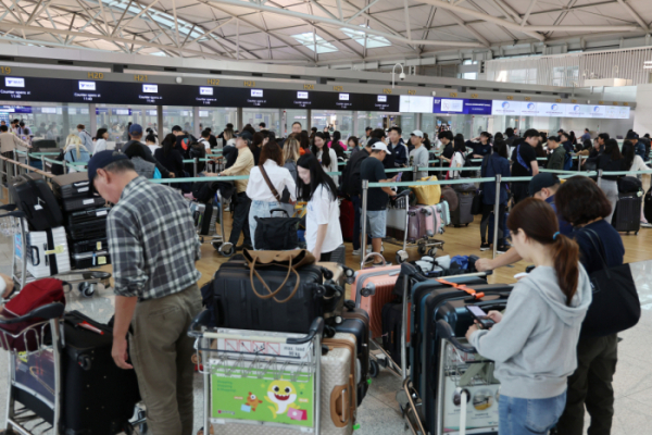 ▲추석 연휴를 하루 앞둔 지난달 27일 인천국제공항이 여행객들로 붐비고 있다. (연합뉴스)