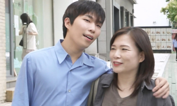 ▲'나혼자 산다' 이찬혁, 엄마와 데이트(사진제공=MBC)